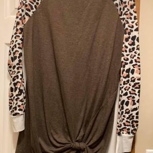 Scoop neck, knotted long sleeve tee.